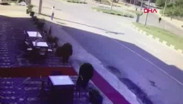 Kazadan son anda kurtulan yaya, güvenlik kamerasında