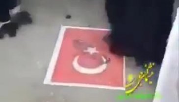 İran'da 'Türk bayrağı' skandalı!
