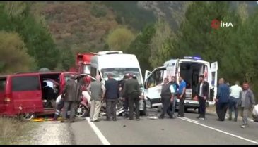 Bursa yolunda feci kaza: 1 ölü, 15 yaralı
