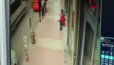 Elazığ'da pompalı saldırı anı kamerada