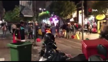 Taksiciden aracına tekme atan alkollü yolcuya uçan tekme!