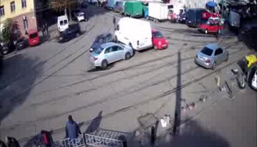 Aracını tramvay yoluna bırakıp gitti