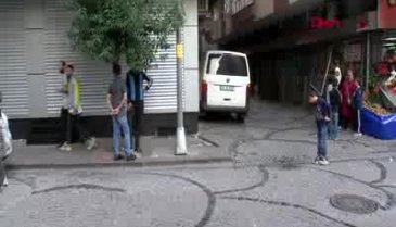 Pencereden atlayan kadını yakalamak isterken ağır yaralandı