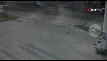 Otomobil yol kenarında bekleyenlere çarptı