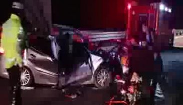 Bursa'da otomobil, TIR'a arkadan çarptı: 1 ölü, 4 yaralı
