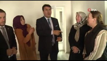 Bursa Osmangazi Belediye Başkanı Dündar, köy fırınında ekmek pişirdi