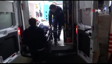 Bursa'da arkadaşını aramak için parkta oturan genci bıçakladı