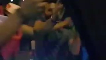 Lübnanlı eylemciler, gürültüden korkan çocuğa şarkı söyledi