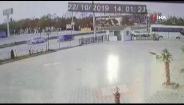 Bursa'da otomobilin direğe çarptığı anlar güvenlik kamerasında