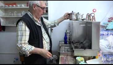 Bursa'da çay ocağına öyle bir isim verdi ki, gören çay içmeye giriyor