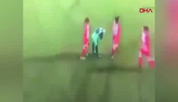 Başörtüsü açılan kadın futbolcuya yardım