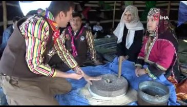 Bursa'da üniversite öğrencileri el değirmeniyle bulgur öğüttü