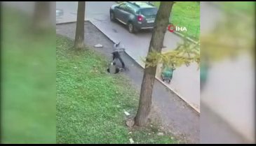 Lağım çukuruna düşen çocuğu annesi saniyeler içinde kurtardı