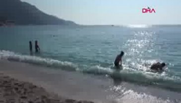 Ekim güneşinin tadını turistler çıkardı
