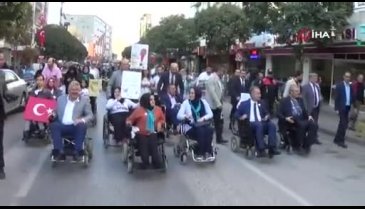 Bursa'da tekerlekli sandalye kullanarak günü dikkat çektiler