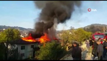 Bursa'da üç ev yanarak kül oldu
