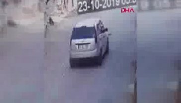 Yolun ortasında yatan köpeği ezip kaçtı!