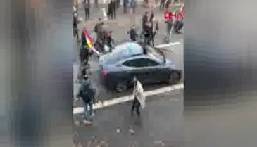 PKK yandaşları, içinde Türk bayrağı olan otomobile saldırdı