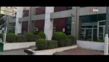 Bursa'da belediyenin camını kırdı, güvenlikçiyi darp edip kaçtı