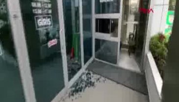 Bursa'da belediyenin camını kırdı, güvenlikçiyi darp edip kaçtı (2)