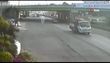 Üst geçidi kullanmayıp yoldan geçmek isteyince ölümden döndü