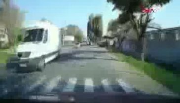 Ambulanstan yola böyle düştü!