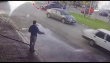 Bursa'da otomobillerin çarpışması kamerada