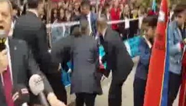 Bursa'da kaymakam konuşurken yere yığıldı