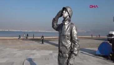 Asker selamı veren canlı heykelin rekor denemesi sürüyor