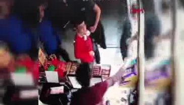 Bursa büfeden çikolata hırsızlığı kamerada