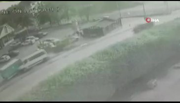 Bursa'da servis minibüsü öğrencilerin arasına daldı