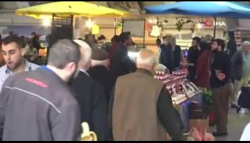 Bursa'da gönüllü gençler, pazardan dönen yaşlıların eşyalarını evine kadar taşıdı