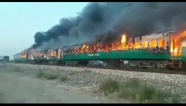 Pakistan'da tren yangını faciası: Çok sayıda ölü var