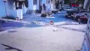 Trafik polisi aracı durdurmak için 2 km böyle gitti