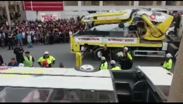 Uşak'ta işçileri taşıyan servis aracı devrildi: 10'nun üzerinde yaralı