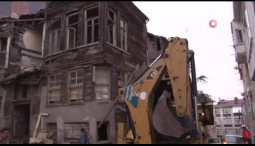 Eski binada kısmi çökme meydana geldi