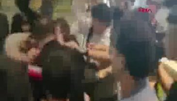 Meclis üyesinin kulağını ısırarak kopardı!