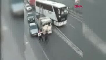 Trafikte sopalı kavga!