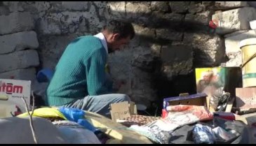 Nafakasını ödeyemeyen adam barakada yaşam mücadelesi veriyor