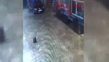 Uyardığı gençler tarafından öldüresiye dövüldü