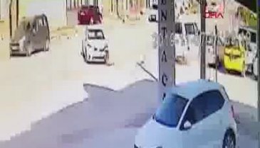 Bursa'da 2 arkadaşın ağır yaralandığı motosiklet kazası kamerada