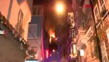 Yaşlı kadın, evin yanışını gözyaşları içinde izledi