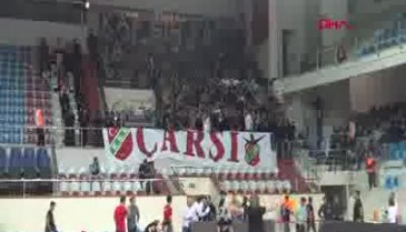 Voleybolda olaylı İzmir derbisi