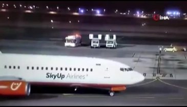 Mısır'da iniş yapan uçak alev aldı