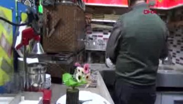 Bursa'da bu kıraathaneye gelenler, yapılan şakalarla panik yaşıyor