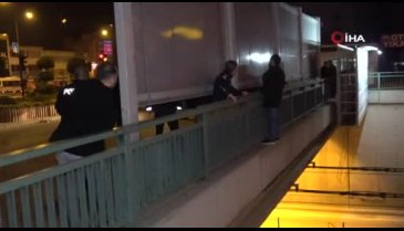 Bursa'da sevgilisinden ayrıldığı için intihar etmeye çalışan genci müzakereci polis kurtardı