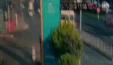 Ters yoldan dönmeye çalışan minibüs kazaya neden oldu