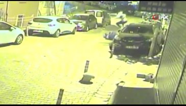 Metrelerce havalanan gençler yere savruldu!