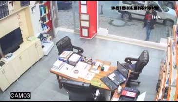 Müşteri gibi girdi sadaka kutusunu çaldı