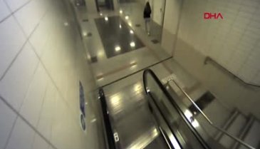 Bursa'daki sapığın kız öğrencileri takip ettiği anlar, güvenlik kameralarına yansıdı